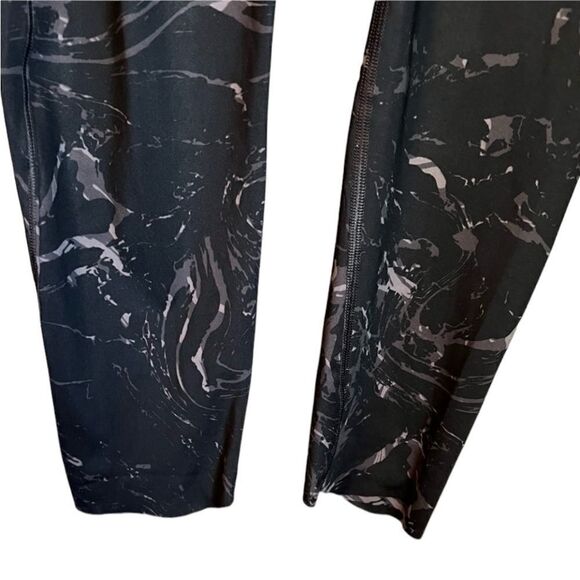 ‎Athleta printed cropped leggings. Size large tall. - Picture 10 of 12